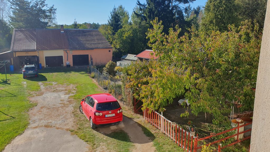 Společný dvůr s garážemi a zahrádkou – byty 2+1 a 1+1, České Velenice