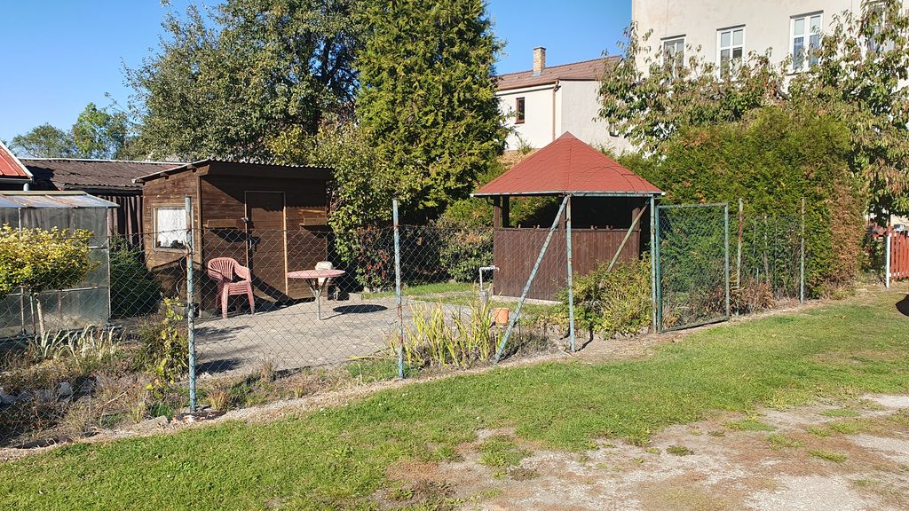 Oplocená zahrádka s altánem – byty 2+1 a 1+1, České Velenice