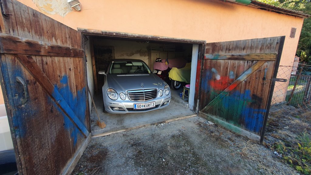 Garáž ve dvoře – byty 2+1 a 1+1, České Velenice
