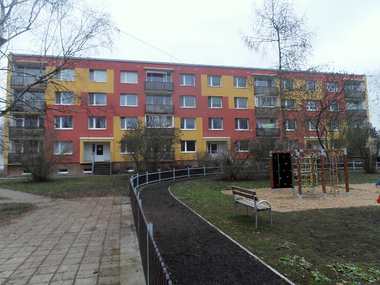 Panelový dům s bytem 1+1 v Bohušovicích nad Ohří